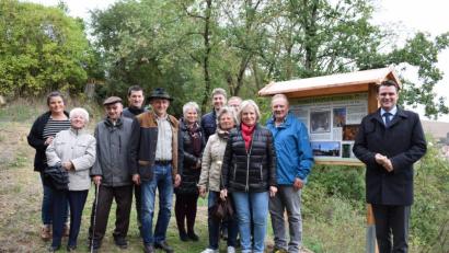 Bild: bnr
In seiner Funktion als Vorsitzender des Vereins Naturpark Oberpfälzer Wald eröffnete Landrat Thomas Ebeling (rechts) den Naturerlebnispfad "Rittersteig". Mit dabei waren Architekt Gottfried Blank, Bürgermeister Martin Schwandner und Trausnitzer Bürger, die bei der Gestaltung aktiv mitgearbeitet haben.