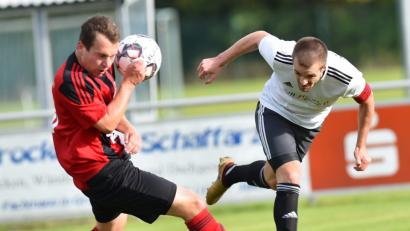 Bild: Alfred Schwarzmeier
Johannes Renner (rechts) verlängert einen Flankenball per Kopf vor das Paulsdorfer Tor: Der Grafenwöhrer Kapitän blieb zwar diesmal ohne Torerfolg, dennoch feierten seine Farben einen ungefährdeten 3:0-Heimsieg.