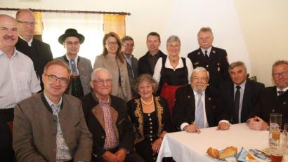 Bild: Hirsch
Zahlreiche Gratulanten überbrachten Ernst Kuttner (sitzend Dritter von rechts) Glückwünsche zum runden Geburtstag.