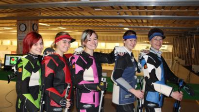 Bild: exb
Vanessa Paschke (links), Christina Hößl, Denise Paschke, Petra Stöckert und Kerstin Knegten sollen es für die Schützengesellschaft Andreas Hofer Fuchsmühl in der Bayernliga richten.