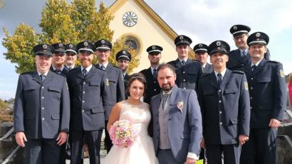 Bild: fvo
Belinda Hammer und Christian Lang feiern Hochzeit. Die Kollegen der Waidhauser Bundespolizei gratulieren.