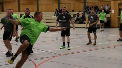 Bild: sne
Marcel Gärtner, Handball-Abteilungsleiter des SV Grafenwöhr, holt zum Wurf aus.