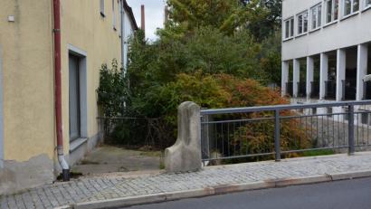 Bild: jr
Durch einen neuen Zugang vom Johannisplatz aus soll der Stadtpark künftig besser erreichbar sein. Beginnen soll der Weg links vom Geländer der Brücke über den Seibertsbach.