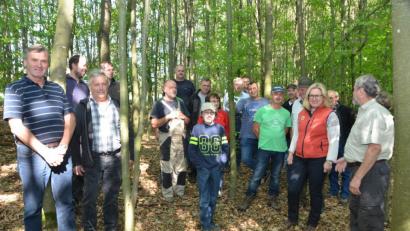 Bild: dob
Förster Albert Urban (rechts) zeigt den Waldbesitzern den vor 25 Jahren mit Kirschbäumen angepflanzten Bereich in einem Waldstück zwischen Straßenhäuser und Kalter Baum.