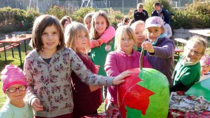 Bild: mez
Aus alten Zeitungen formen die Kinder anlässlich des Apfelfestes der Flötztaler Naturentdecker einen riesengroßen Apfel.