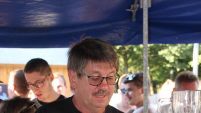 Bild: kro
Bürgermeister Bernd Sommer informierte bei der Bürgerfest-Abschlussbesprechung auch über die abgegebenen Erlöse. Der Motorradclub Waldsassen - hier im Bild Raimund Pritzl am Zapfhahn- konnte stattliche 681 Euro an die Stadt überweisen.