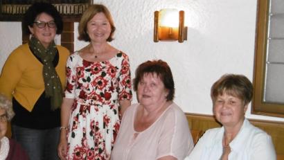 Bild: kök
Stadträtin Hildegard Geismann, AsF-Bezirksvorsitzende Christine Trenner (von rechts) und AsF-Ortsvorsitzende Renate Dümmler (links) heißen Landtagsabgeordnete Margit Wild zum Frauen-Talk in Sulzbach-Rosenberg willkommen.