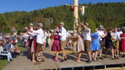 Bild: bö
Das zieht an: Kirwafreuden und Baumaustanzen waren bei der Allersburger Wiesnkirchweih angesagt.