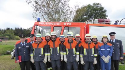 Bild: fpoz
Kreisbrandinspektor Stefan Gleißner sowie die Kreisbrandmeister Günther Fachtan und Wolfgang Bauer gratulieren den Aktiven zur erfolgreich abgelegten Leistungsprüfung.