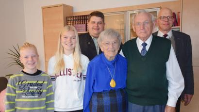 Bild: no
Die eisernen Hochzeiter Lucie und Johannes Schliffka freuen sich über die Glückwünsche von Bürgermeister Dieter Dehling (hinten, Mitte), Pfarrer Thomas Schertel (rechts) sowie der Urenkel Kilian und Emma.