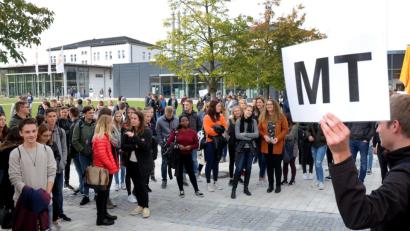 Bild: Stephan Huber
Sammeln auf dem Campus. Nach der Begrüßung werden die Erstsemester von ihren erfahrenen Kommilitonen durch die OTH und ihren Fachbereich geführt. Hier sammeln sich gerade die Medientechniker.