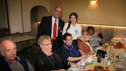 Bild: wro
Aus dem Seniorennachmittag ist ein Ü70-Treffen geworden, verweist stellvertretender Bereitschaftsleiter Richard Meierl (links) auf die erfolgreiche Umbenennung der gewohnten Veranstaltung des BRK Wiesau.