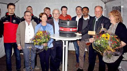 Bild: zer
Das 30-Liter-Fass zapft Bürgermeister Michael Bauer mit zwei Schlägen an. Die neue Wirtin Manuela Scheidler (rechts) freut sich über Blumen.