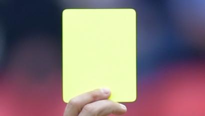 Bild: dpa
Gelb, nochmals Gelb, Platzverweis – das ist die richtige Reihung im Strafenkatalog für verwarnte Fußballer. In einem Kreisklassenspiel lief das Ganze aber ein bisschen anders.