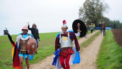 Bild: brü
Die Gäste aus Griechenland auf der Strecke bei der fünften Auflage des Tempel-Marathons in Etsdorf bei Freudenberg.