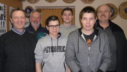 Bild: dl
Im Ligawettkampf des OSB schaffte das Luftpistolenteam des Vorderlader- und Pistolenclub den Aufstieg in die Bezirksliga. Johann Ruhland, Maximilian Schmidt, Lukas Böckl, Lukas Ring, Ludwig Dirscherl und Wolfgang Braun (von rechts) sind die Mannschaftschützen. (dl)