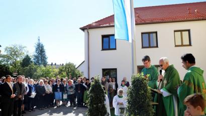 Bild: Gerhard Götz
Nach einem Festgottesdienst wurde das neue Pfarrhaus eingeweiht. Die Baukosten betrugen 940 000 Euro.