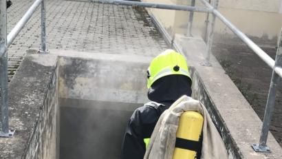 Bild: dse
Einsatzübung: Rauch dringt aus einem Keller, mehrere Personen sind vermisst.