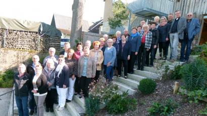 Bild: rn
Im Kulturzentrum „Beim Taubnschuster“ genießt der Geburtsjahrgang 1958 bei seinem Klassentreffen die Gastfreundschaft des Heimatvereins. Unser Bild zeigt die Teilnehmer im Garten des Anwesens.
