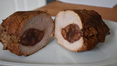 Bild: Schiffer
In den Kalbsbraten wird mittig eine Tasche eingeschnitten. Anschließend wird er mit Datteln gefüllt und mit Küchengarn gebunden.