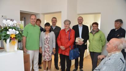 Bild: dob
Siegfried Messer (links) unterzog sich in den vergangenen drei Jahren einer Podologie-Ausbildung in Erfurt und eröffnete nun im Ostweg 9, in seinem Eigenheim, eine Praxis. Podologin Denise Hildebrandt (rechts) unterstützt ihn dabei. Der frühere Kaplan Ambros Trummer (stehend, rechts), der heute Pfarrer In Lohberg/Lam ist, war bei der Einweihungsfeierlichkeit mit Kaplan Ulrich Eigendorf (stehend, Dritter von rechts) ebenfalls dabei.
