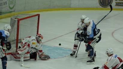 Bild: Rudi Gebert
Die Blue Devils verloren am Mittwoch das Oberpfalz-Derby gegen den EV Regensburg verdient mit 3:5. Zweifacher Torschütze bei den Weidenern war Marco Habermann, der in dieser Szene am Regensburger Goalie Raphael Fössinger scheitert.