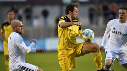 Bild: G. Büttner
1:0 gegen SC Ettmannsdorf, 1:0 gegen ASV Burglengenfeld – die SpVgg SV Weiden erwies sich in den letzten beiden Heimspielen als Minimalist. Im Verfolgerduell gegen den SV Fortuna Regensburg hätten Thomas Wildenauer (links) und seine Mitspieler gegen einen erneuten knappen Sieg sicherlich nichts einzuwenden.