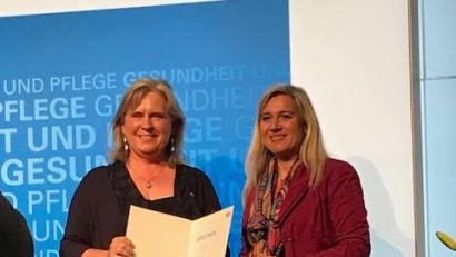 Bild: exb
Die bayerische Gesundheitsministerin Melanie Huml (rechts) hat Kornelia Schmid für ihren Einsatz rund um das Thema Pflege ausgezeichnet.