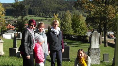 Bild: hl
Anja Putzer (rechts) zeigt den Teilnehmern unter anderem im Alten Friedhof, welche Wildpflanzen dort wachsen und wie sie im Hinblick auf Nahrung und Gesundheit angewandt werden können.