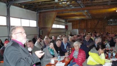 Bild: hrö
Bienenfachberater Guido Eich aus Celle spricht zu rund 200 Imkern aus Kemnath und Umgebung.