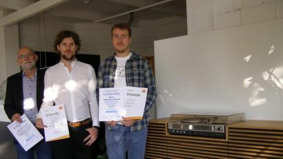 Bild: pz
Johannes Konrad rechts) neben seinem Gesellenstück und seinen Urkunden. Von links die beiden Schreinermeister Wolfgang Weiß und Bastian Weiß. Er wird den elterlichen Betrieb nächstes Jahr übernehmen.