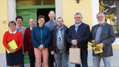 Bild: weu
Bürgermeister Johann Graßl (rechts) und Organisator Johann Köppl (hinten Mitte) verabschiedeten Neufmanils Bürgermeister Dominique Wafflard (Zweiter von rechts), den Vorsitzenden des Partnerschaftsvereins, Philippe Lesieux (Dritter von rechts) sowie den ehemaligen Bürgermeister der benachbarten Stadt Nouzonville, Marcel Camus (Dritter von links) und Martine Bonfanti (links) mit kleinen Gastgeschenken.