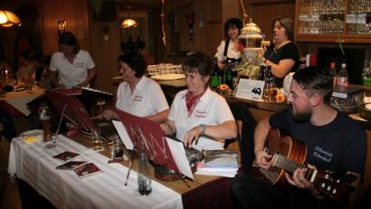 Bild: wro
Beim Heimatabend unterhalten Veronika Hille (Hackbrett), Anita Blohmann, Heidi Banzer (beide Zither) und Erik Staufer (Gitarre).