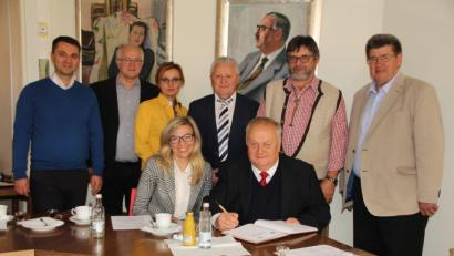 Bild: frd
Dritter Bürgermeister Peter Forster (Vierter von rechts) empfing die Gäste aus der Ukraine im Rathaus. Oberbürgermeister Khomko Woldymyr (vorne rechts) und die Delegation aus Rivne trugen sich mit Widmungen in das Gästebuch der Stadt Oberviechtach ein.