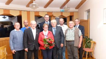 Bild: hme
Die Vereinsabordnungen gratulieren Alfons Post (Mitte) mit Ehefrau Vroni zum 70. Geburtstag.