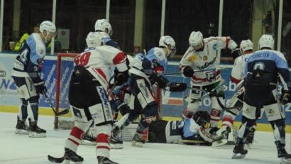 Bild: Rudi Gebert
Szene aus dem Oberpfalz-Derby gegen den EV Regensburg, das die Blue Devils mit 3:5 verloren: Devils-Torhüter Johannes Wiedemann schnappt sich im Getümmel vor seinem Kasten die Scheibe. Am Freitag treten die Weidener in Sonthofen an, am Sonntag gastiert Memmingen in der Hans-Schröpf-Arena.