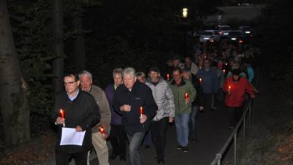Bild: ak
Lichterprozession bei der Rosenkranzfeier.