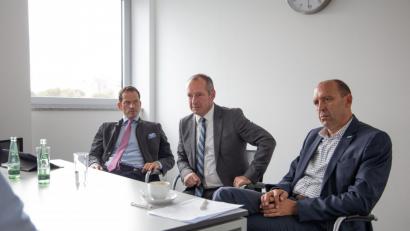 Bild: Lukas Meister
Der Bundestagsabgeordnete Albert Rupprecht (CSU, von links), der Parlamentarische Staatssekretär in Bundeswirtschaftsministerium, der Gelsenkirchener Bundestagsabgeordnete Oliver Wittke (CDU) und der Vorsitzende der Mittelstandsunion Nordoberpfalz, Harald Gollwitzer.