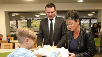 Bild: Hirsch
Annette Erös und Landrat Thomas Ebeling verteilten an die Kinder der Kreuzbergschule Fingerfood aus fairem Handel.