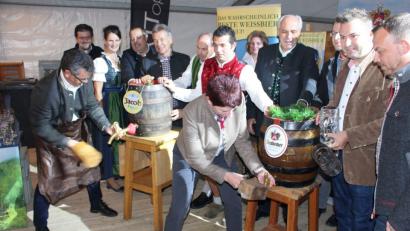 Bild: sns
Die Bürgermeister Martin Birner und Margit Reichl zapften das Festbier an.