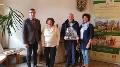 Bild: gi
Ehepaar Ortrud Bauermann-Haag und Herbert Haag aus Oberhausen sind derzeit zum 20. Mal in der Urlaubsgemeinde Moosbach.
Bürgermeister Hermann Ach (links) dankt ihnen mit einem Sekt-Set und einer Urkunde für die Treue. Begleitet von Elisabeth Schieder (rechts).