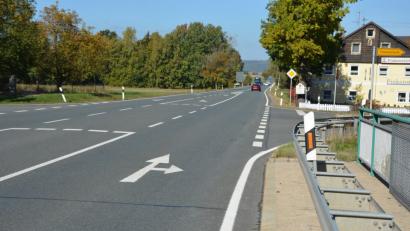 Bild: jr
Auf der Bundesstraße 15 im Bereich der Abzweigungen nach Münchsgrün (links) und Themenreuth (rechts) fordert der Leonberger Gemeinderat aus Sicherheitsgründen eine Temporeduzierung auf 70 km/h.