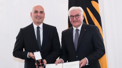 Bild: Bernd von Jutrczenka/dpa
Bundespräsident Frank-Walter Steinmeier zeichnet Ulrich S. Schubert mit dem Verdienstorden der Bundesrepublik Deutschland aus.