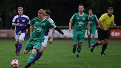 Bild: ham
Sebastian Ebenburger (vorne) zieht einem Gegenspieler davon. Der FC Wernberg hat eine schwierige Aufgabe beim SV Kulmain vor sich.