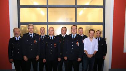 Bild: egl
Die Geehrten mit Ehrengästen (von links): Kreisbrandrat Fredi Weiß, Wolfgang Prechtl, Manfred Richter, Kreisbrandinspektor Christof Strobl, Vilsecks 3. Bürgemeister Heinrich Ruppert, Franz-Josef Rauch, Kreisbrandmeister Jürgen Schloß, Stefan Neppl und Kreisbrandmeister Michael Iberer