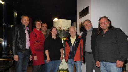 Bild: ubb
Kreisjugendringgeschäftsführer Jürgen Preisinger, Öffentlichkeitsreferentin Susanne Götte, Hans Stelzl von der KEB und Christina Ponader vom Netzwerk Inklusion (v. li. vorne.) bedanken sich bei den Zeitzeugen Charley Rottmann, Pfarrer Klaus Rettig und Pfarrer Andreas Schlagenhaufer (v. re. vorne) für ihr Kommen zum Filmgespräch.