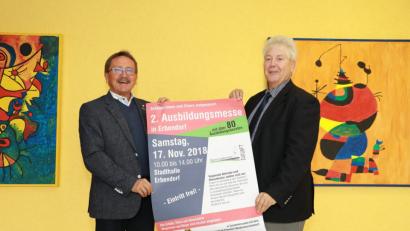 Bild: njn
Bürgermeister Hans Donko (links) und Rektor Peter Preisinger geben sozusagen den Startschuss für die zweite Ausbildungsmesse in Erbendorf am 17. November in der Stadthalle.