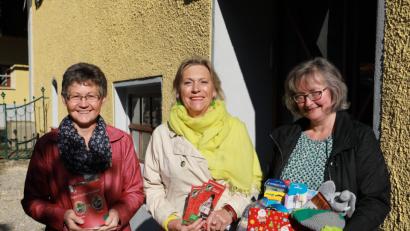 Bild: njn
Mit dem offiziellen Start der Aktion "Weihnachten im Schuhkarton" hoffen (von links) Erna Mehlhase, Eva von Podewils und Erika Häupler auf viele, viele gefüllte Kartons.