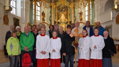 Bild: gi
Nach dem eindrucksvollen Pilgergottesdienst auf dem Fahrenberg stellten sich Wallfahrer zum Foto zusammen.