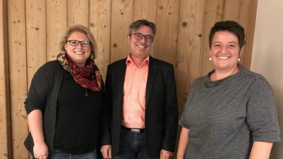 Bild: eig
Die lachenden Gesichter täuschen: Bürgermeister Reiner Gäbl wie auch die neue Rektorin Katharina Merther (links) bedauern den Fortgang von Bianca Ederer (rechts).